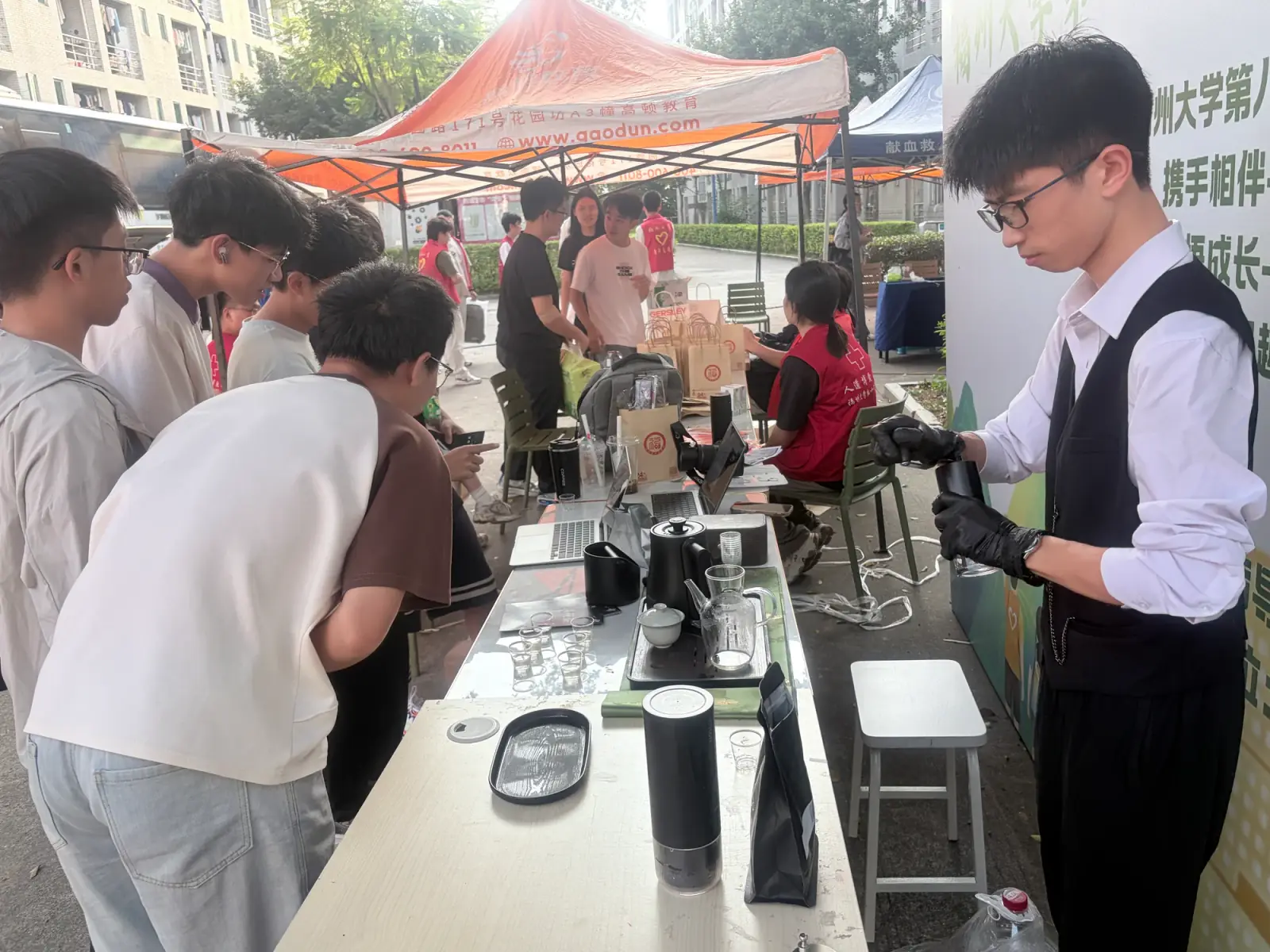 参与者在校园茶饮摊位前交流