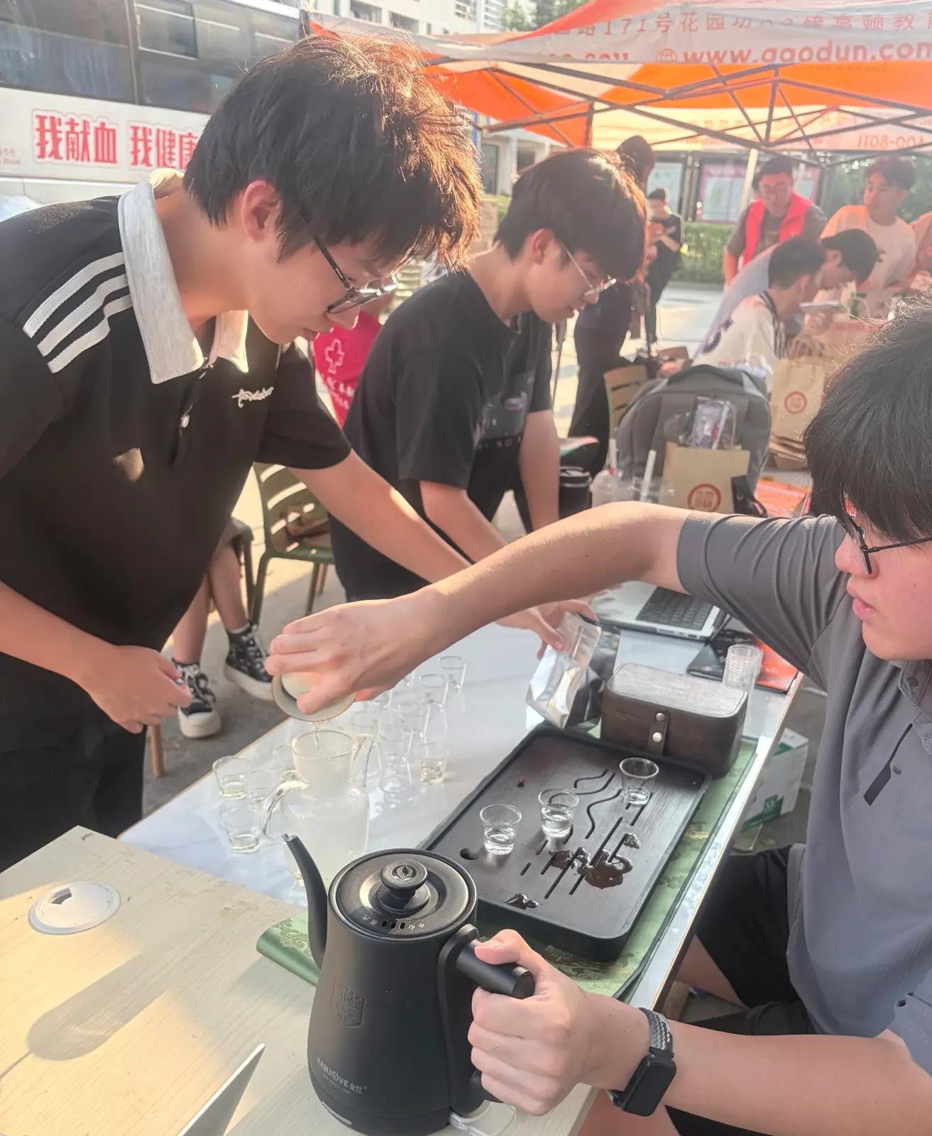 大家围坐在茶桌边观看冲泡
