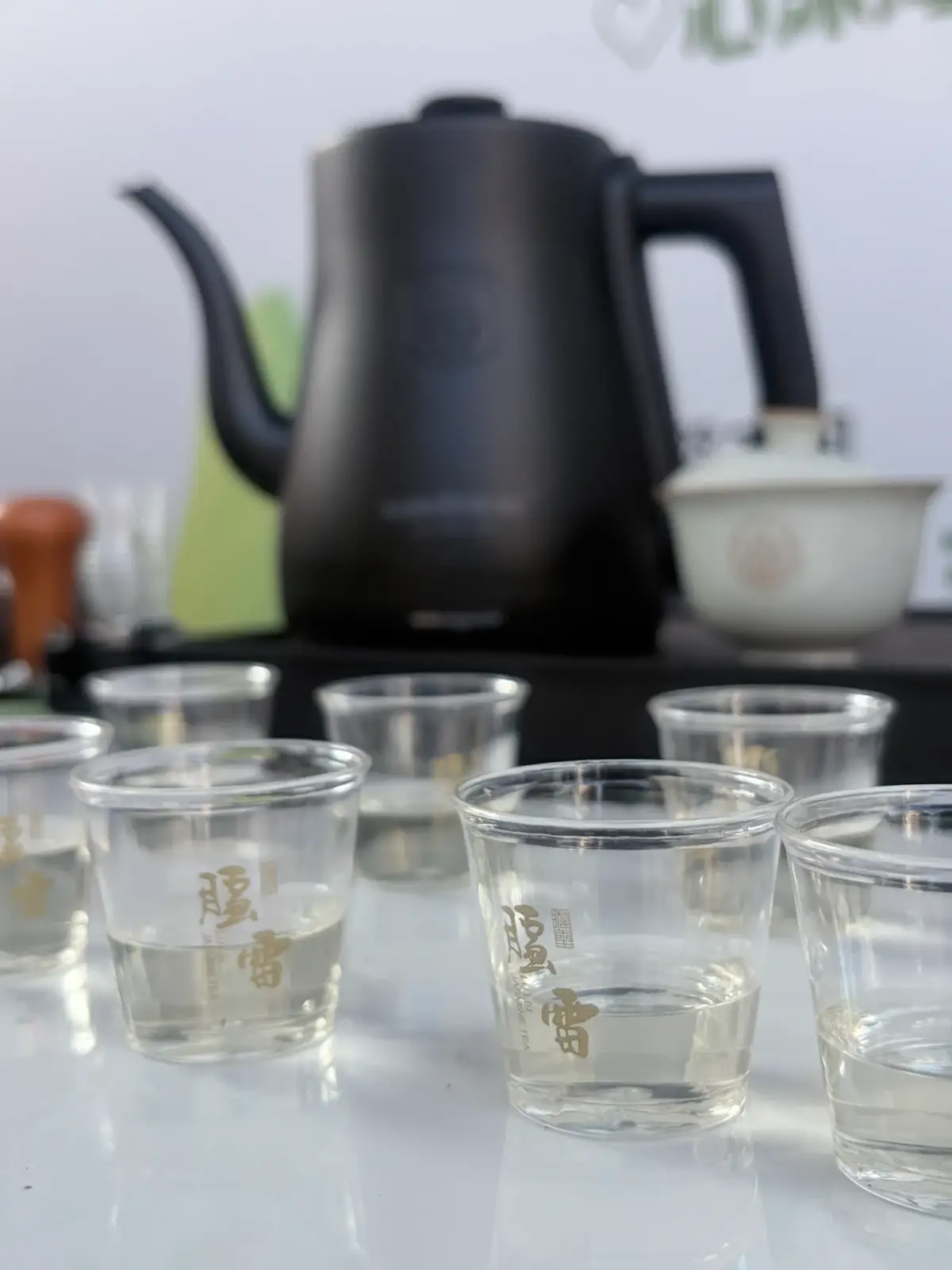 现场茶桌上的茶杯和茶壶