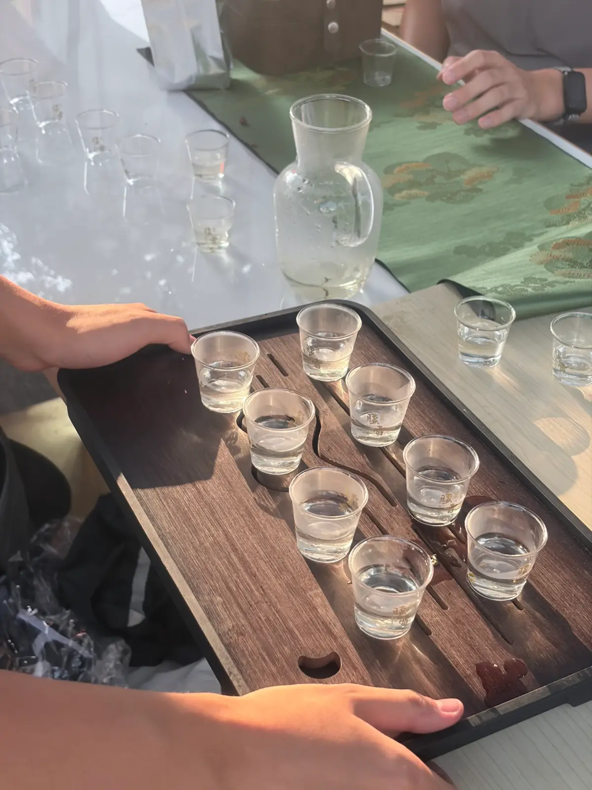 装满茶杯的茶盘被端向参与者