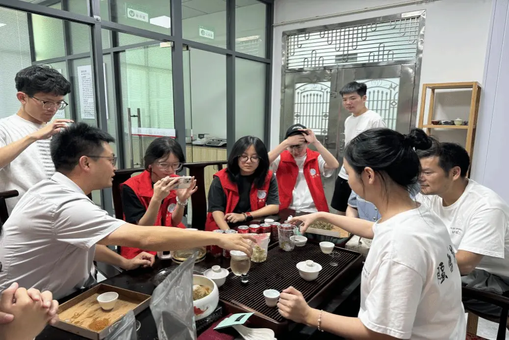 来访师生在发来茶业茶桌边品鉴交流