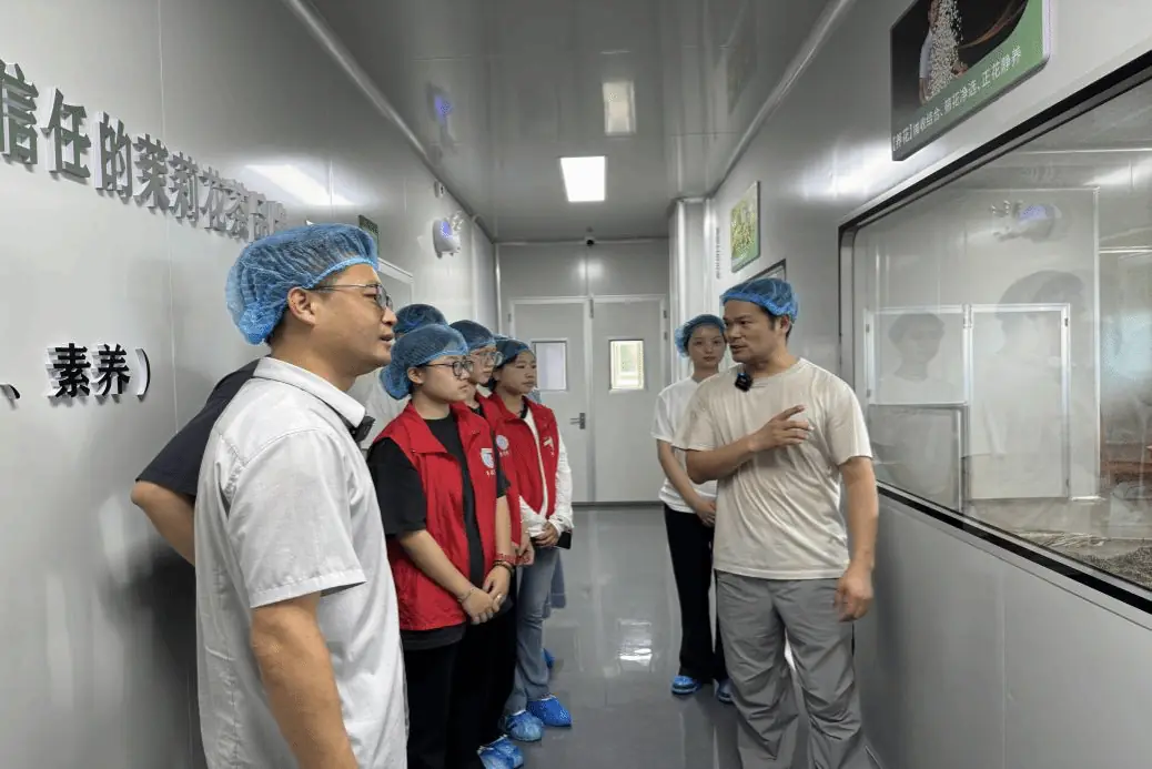 陈发来带领来访师生在发来茶业生产区域参观交流